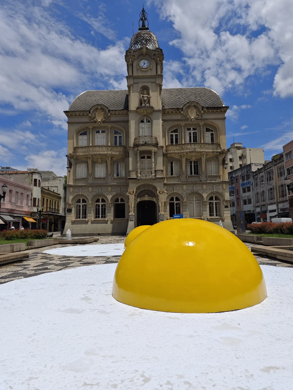 Imagem de destaque - Ovos fritos gigantes “invadem” Curitiba em protesto contra o aquecimento global