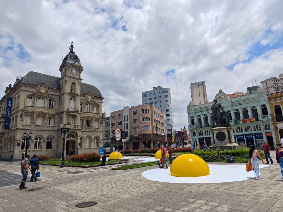 Imagem de destaque - Ovos fritos gigantes “invadem” Curitiba em protesto contra o aquecimento global
