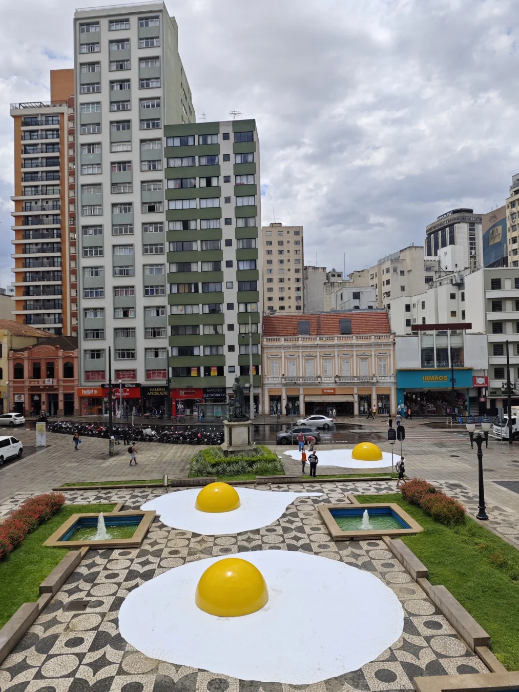 Imagem de destaque - Ovos fritos gigantes “invadem” Curitiba em protesto contra o aquecimento global