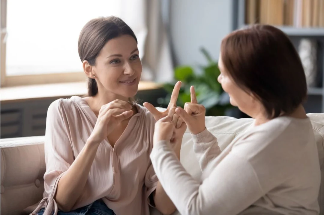 Imagem de destaque - Libras: 5 razões para aprender a linguagem de sinaisA Linguagem Brasileira de Sinais é uma forma prática de promover inclusão social e acessibilidade
