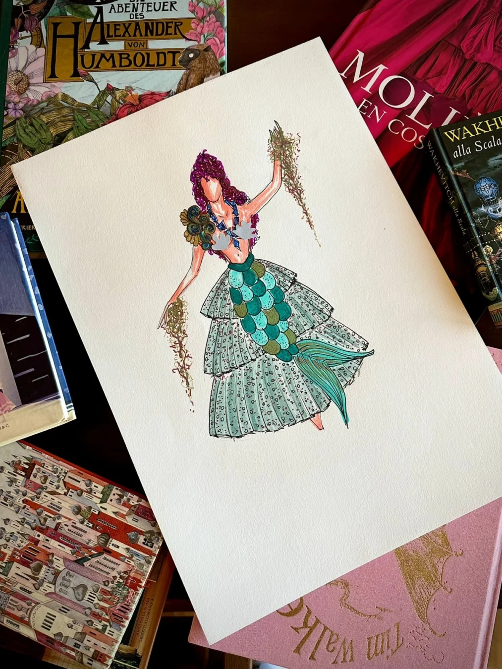 Imagem de destaque - Caminhos do Encantamento: figurinos feitos de reuso ganham vida em exposição na Biblioteca Pública do Paraná