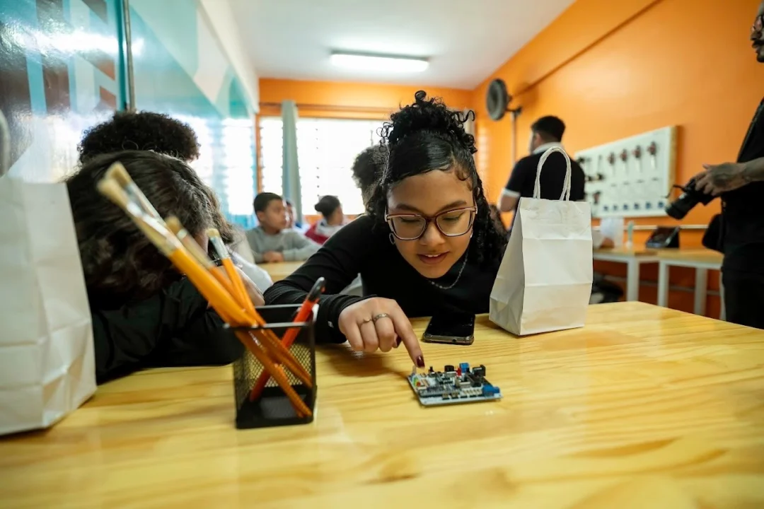 Imagem de destaque - Projeto Engenhoka leva aulas gratuitas de arte e robótica para alunos de escola pública de Curitiba