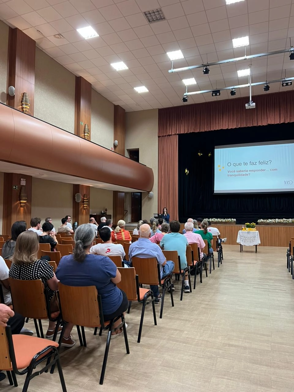 Imagem de destaque - Em tempos digitais, encontros presenciais e conversas profundas voltam a ganhar valor em espaços sem julgamento para falar sobre Deus