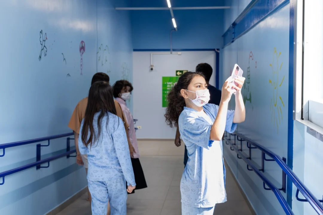 Imagem de destaque - Hospital Pequeno Príncipe apresenta exposição com fotos de pacientes sobre a rotina hospitalar