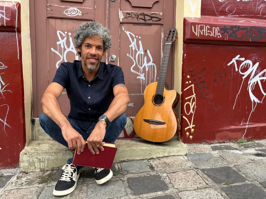 Imagem de destaque - Romance inspirado no rock de Curitiba conecta gerações por meio da música e da memória