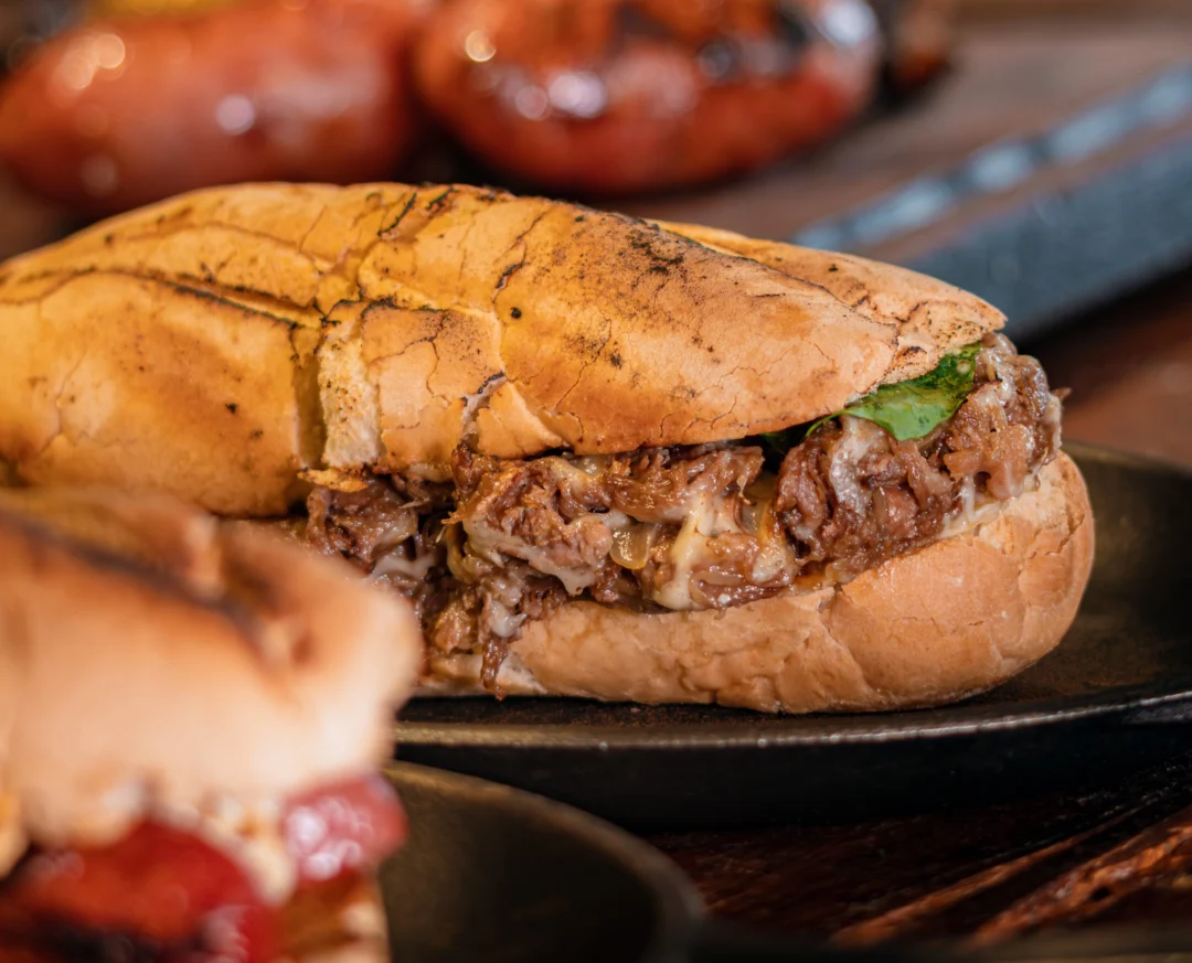 Imagem de destaque - Pastrami artesanal preparado por 14 dias se destaca no cardápio do Cantuca, em Curitiba