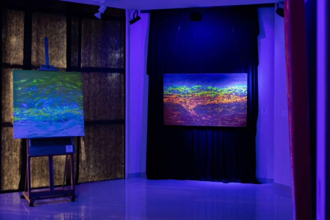 Imagem de destaque - Exposição gratuita em Curitiba: (IN)FINITUDES transforma luz e silêncio em experiência imersiva