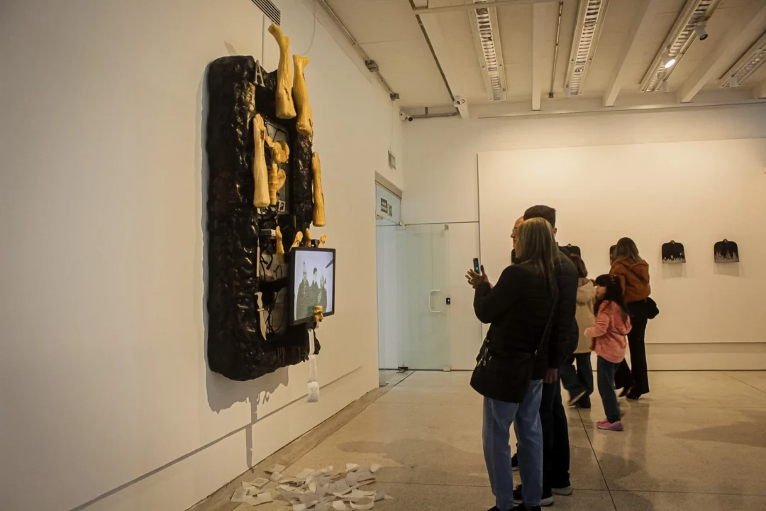Imagem de destaque - Na Bienal de Curitiba, obras reagem ao público e transformam visita em experiência; veja como funciona