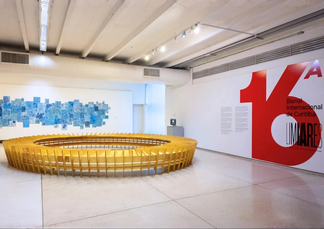 Imagem de destaque - Bienal de Curitiba ocupa corredor do MON com obras gigantes que impressionam; confira