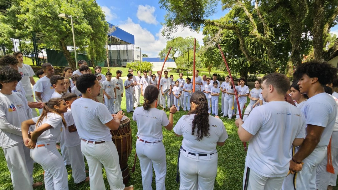 Imagem de destaque - Projeto de capoeira transforma vidas e reúne 200 alunos em cerimônia de batizado em Curitiba