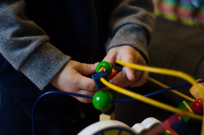 Imagem de destaque - Especialista orienta sobre a escolha de presentes para crianças neurodivergentes no Dia das Crianças