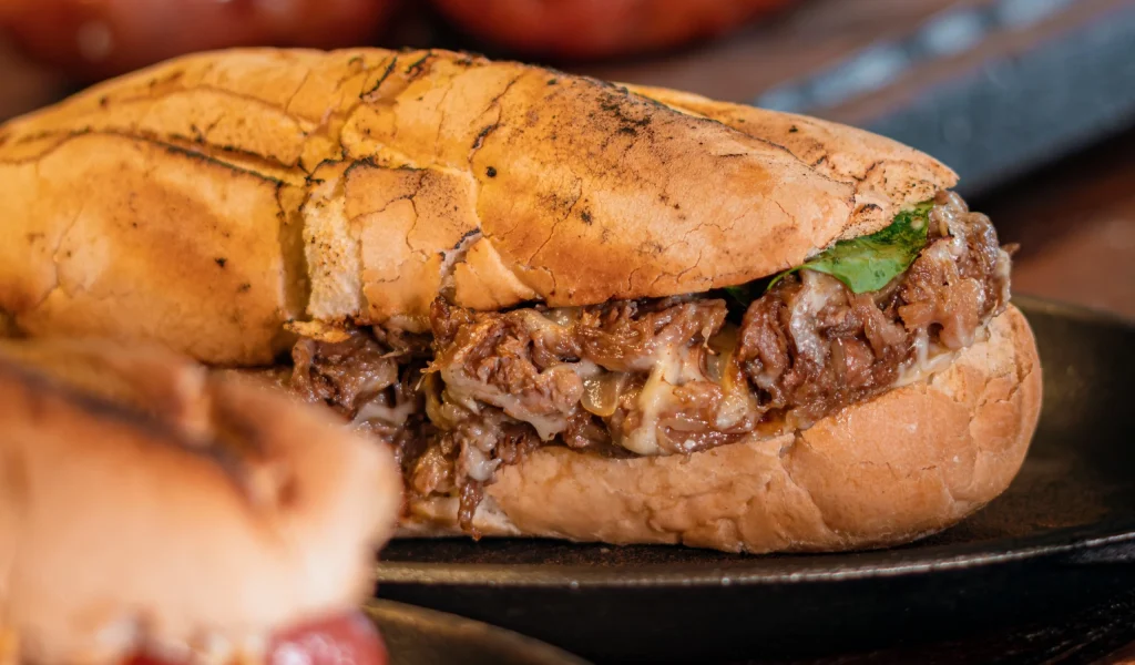 Imagem de destaque - Pastrami artesanal preparado por 14 dias se destaca no cardápio do Cantuca, em Curitiba