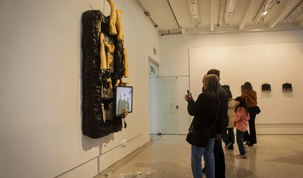 Imagem de destaque - Na Bienal de Curitiba, obras reagem ao público e transformam visita em experiência; veja como funciona