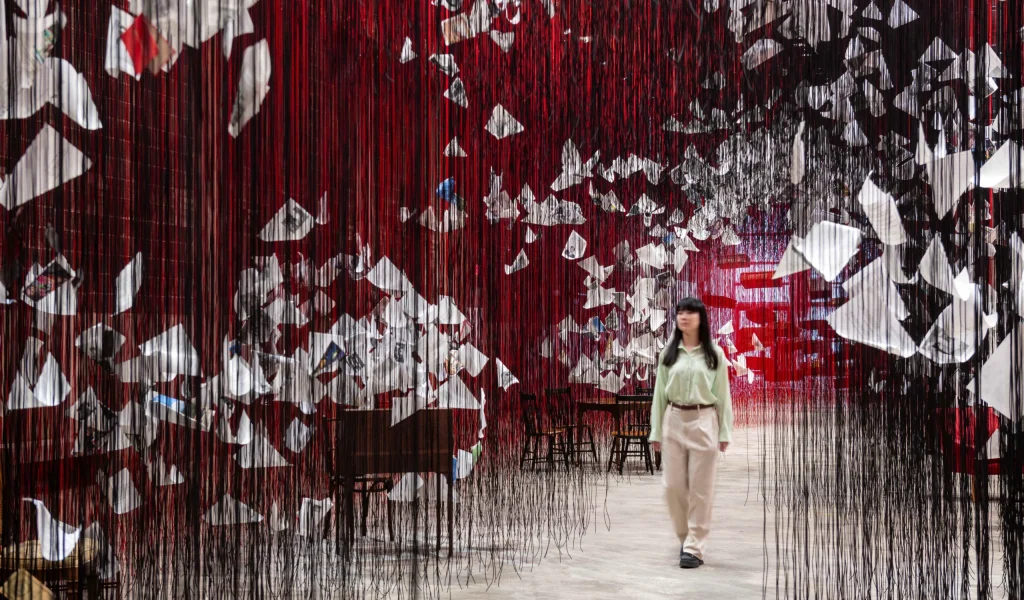 Imagem de destaque - Bienal de Curitiba amplia prazo para envio de cartas que integrarão obra da artista japonesa Chiharu Shiota no MON