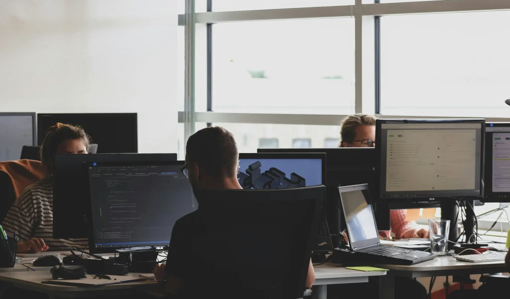 Imagem de destaque - Uso crescente da inteligência artificial no trabalho pressiona governos a priorizar  regulação