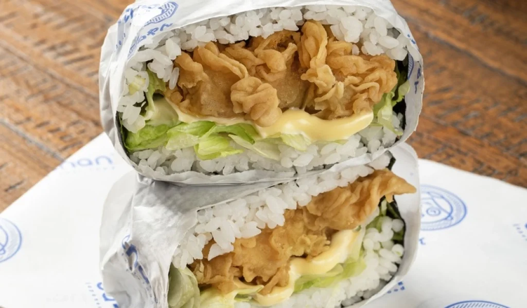Imagem de destaque - Hambúrguer japonês com receita que troca pão por arroz ganha espaço fixo em Curitiba