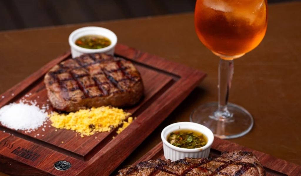Imagem de destaque - A Casa do Manu encerra temporada de Verão neste domingo (22) com cortes defumados e drinks em dobro