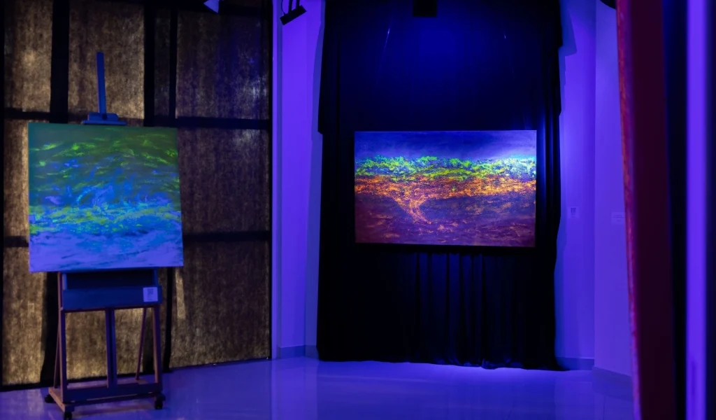 Imagem de destaque - Exposição gratuita em Curitiba: (IN)FINITUDES transforma luz e silêncio em experiência imersiva