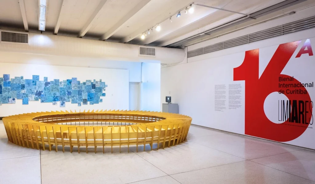 Imagem de destaque - Bienal de Curitiba ocupa corredor do MON com obras gigantes que impressionam; confira