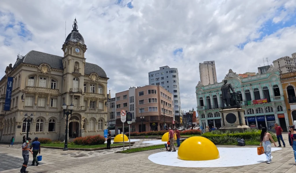 Imagem de destaque - Ovos fritos gigantes “invadem” Curitiba em protesto contra o aquecimento global