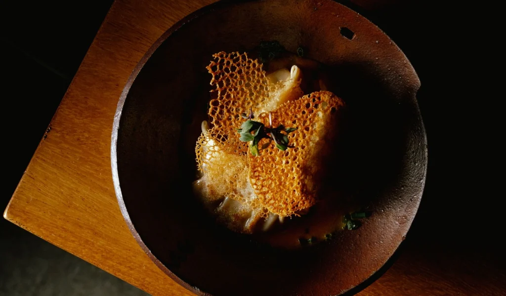 Imagem de destaque - Chef peruano Carlos Alata transforma memórias e vivências internacionais em cozinha autoral no Nuu Nikkei