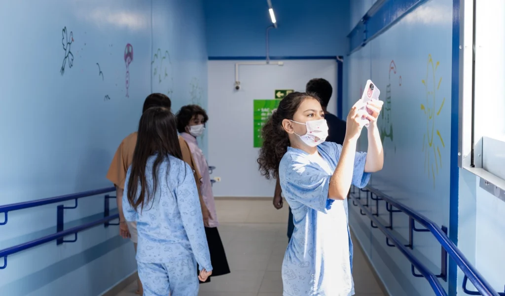 Imagem de destaque - Hospital Pequeno Príncipe apresenta exposição com fotos de pacientes sobre a rotina hospitalar