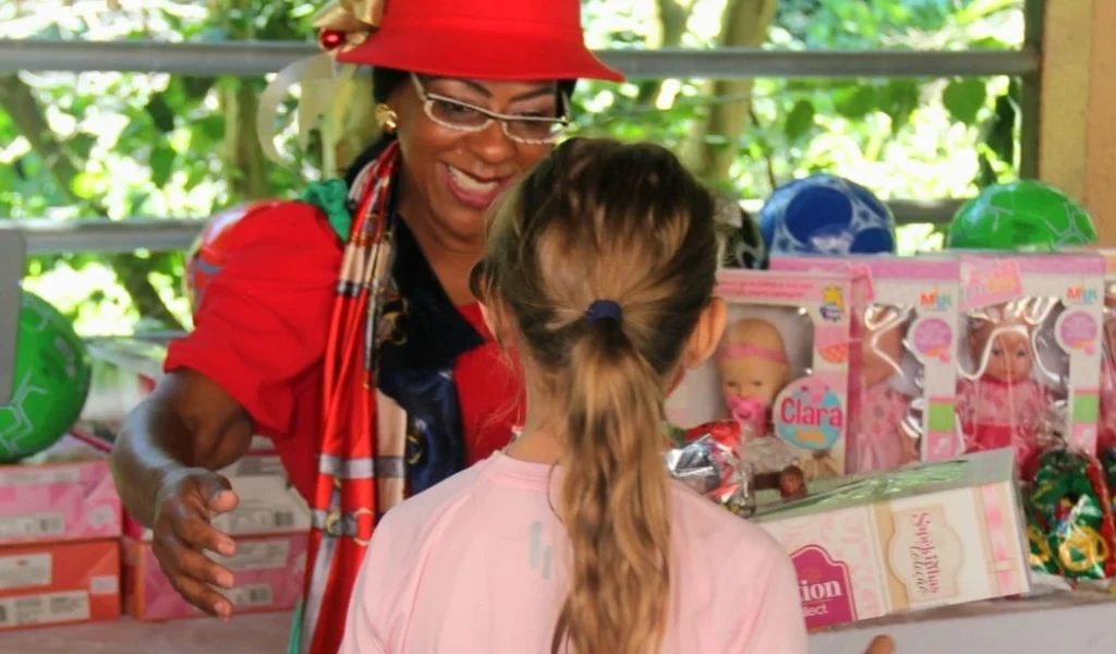 Imagem de destaque - Campanha solidária da Evangelizar troca bolinhas de Natal por presentes para crianças e idosos