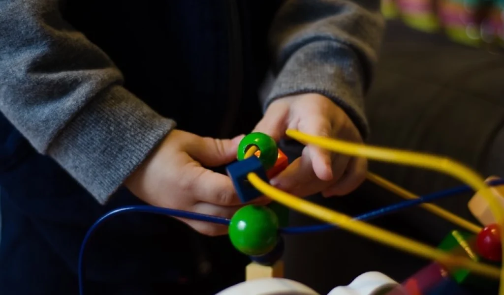 Imagem de destaque - Especialista orienta sobre a escolha de presentes para crianças neurodivergentes no Dia das Crianças