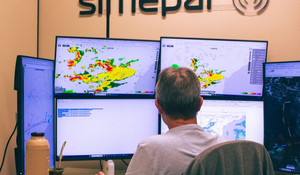 Imagem de destaque - Dia do Meteorologista: saiba como a equipe do Simepar faz a previsão do tempo