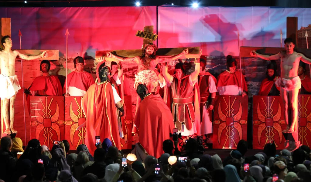 Imagem de destaque - Via-Sacra luminosa ocorre neste sábado (26) durante Festa das Santas Chagas