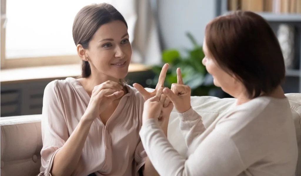 Imagem de destaque - Libras: 5 razões para aprender a linguagem de sinaisA Linguagem Brasileira de Sinais é uma forma prática de promover inclusão social e acessibilidade